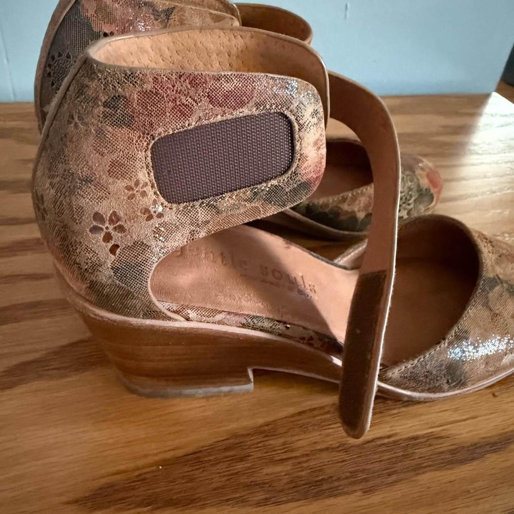 Gentle Souls by Kenneth Cole Floral Blaise Wedge Pump - Picture 7 of 10